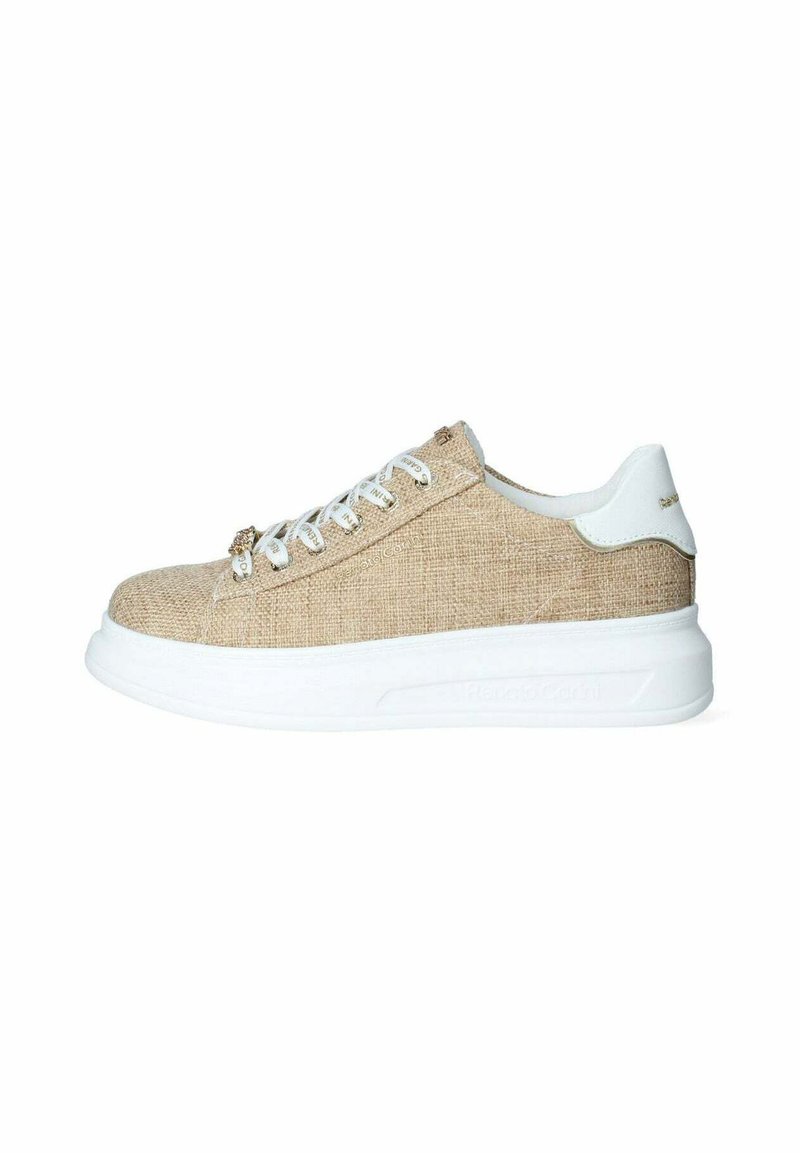 Sneaker in tela beige con superficie strutturata, suola in gomma bianca e accenti grigio chiaro. Presenta lacci bianchi e dettagli con logo.