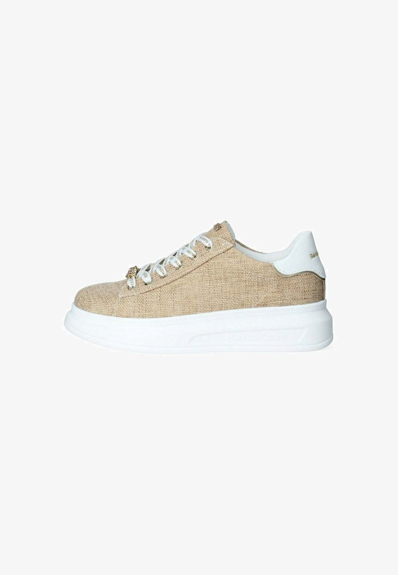 Sneaker in tela beige con superficie strutturata, suola in gomma bianca e accenti grigio chiaro. Presenta lacci bianchi e dettagli con logo.