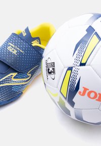 Μπλε  και κίτρινο ποδοσφαιρικό παπούτσι για παιδιά και επίσημη ποδοσφαιρική μπάλα μεγέθους 3, λευκή με κίτρινες και μπλε λεπτομέρειες, σε λευκό φόντο.