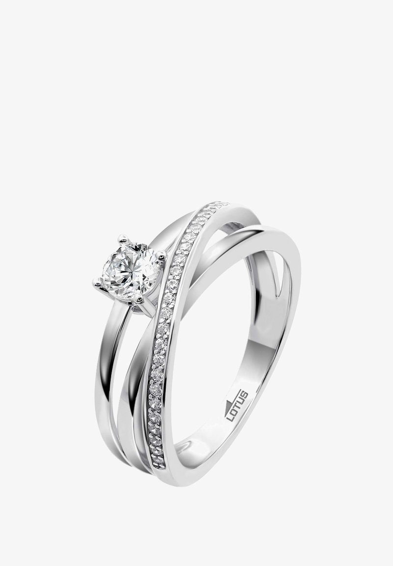 Silberring mit einem zentralen runden Diamanten, einem verwobenen Band und einer seitlichen Reihe kleinerer Diamanten für zusätzliche Details.