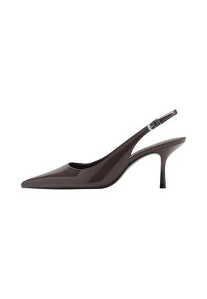 Zapatos de tacón slingback con puntera afilada en piel sintética marrón oscuro, que cuentan con un elegante tacón alto y una correa para el tobillo ajustable con hebilla.