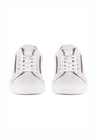 Valged nahast tennised tekstureeritud pinnaga, pruuni aktsentidega külgedel, paeltega ja ümarate varvastega. Lame kummist tallad.