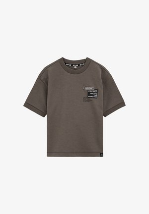 Braunes kurzärmeliges T-Shirt mit Rundhalsausschnitt, mit dem Schriftzug "SALTY DOG" und einem grafischen Aufnäher auf der linken Brust, mit geripptem Kragen und Ärmelsäumen.