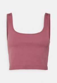 Top cropped canelado em rosa envelhecido, com decote quadrado e alças largas, apresentando um design ajustado para uma silhueta elegante.