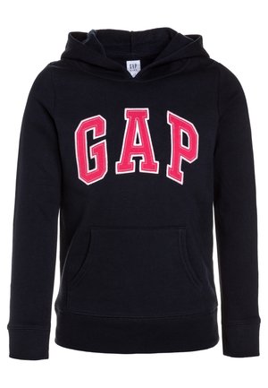 Sudadera con capucha para niños negros con bolsillo tipo canguro en el frente y grandes letras rojas "GAP" delineadas en blanco en el pecho.