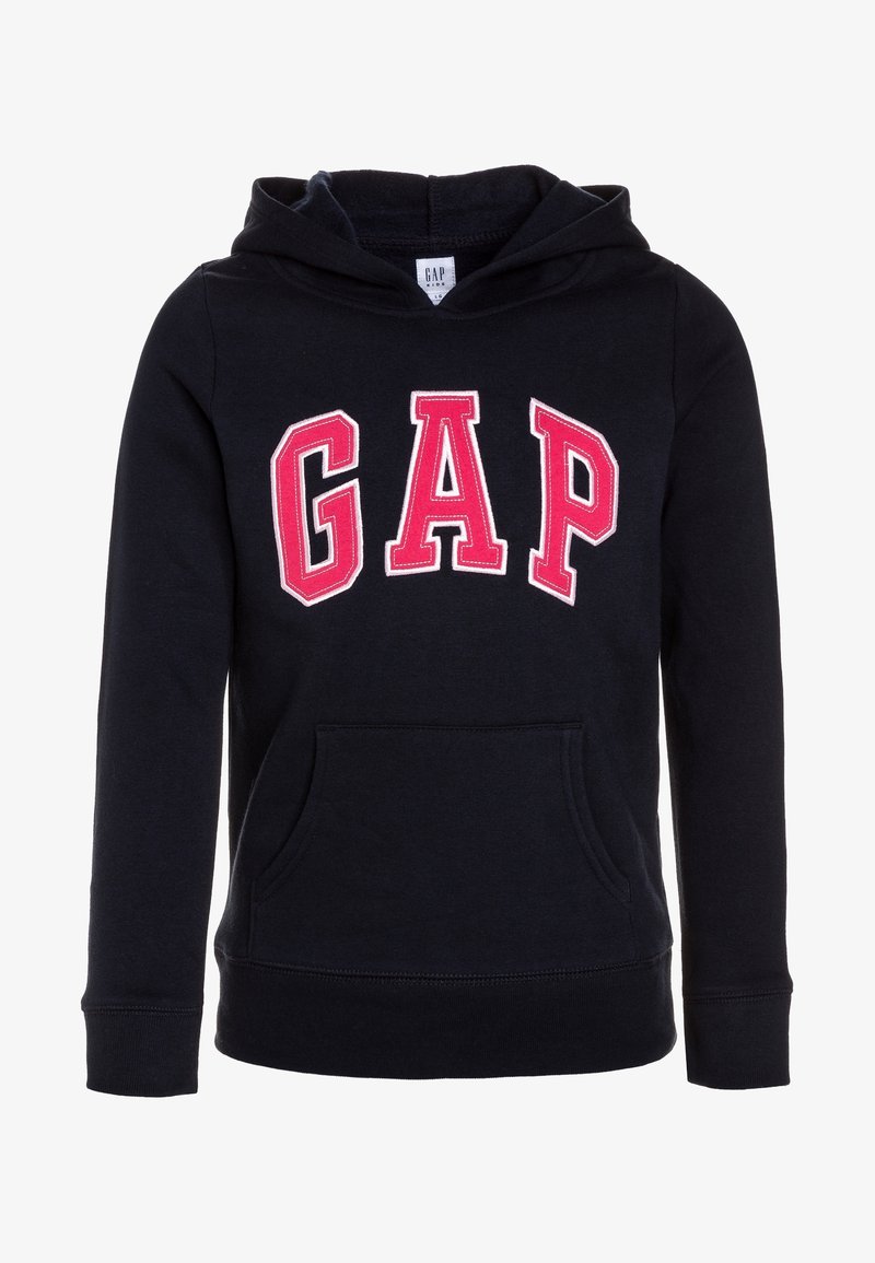 Sweat à capuche noir pour enfants avec une poche avant et de grandes lettres rouges "GAP" bordées de blanc sur la poitrine.