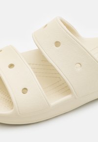 Crocs CLASSIC UNISEX - Šľapky - beige