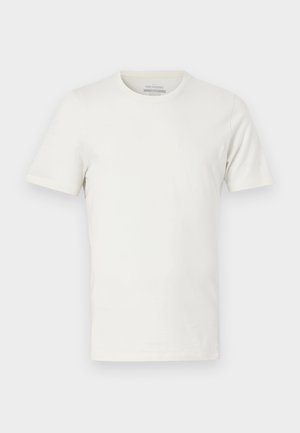 Obična bela bombažna majica s kratkimi rokavi in okroglim izrezom, pogled od spredaj, nevtralno ozadje, brez vidnih logotipov ali vzorcev.