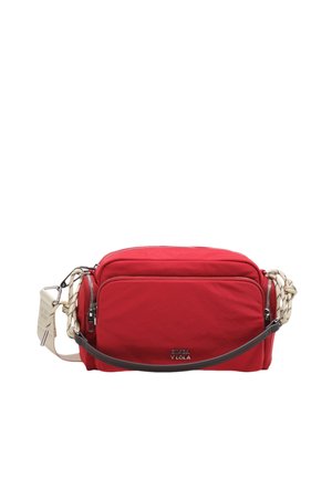 Bolso bandolera rectangular rojo con dos compartimentos con cremallera, correa de cuerda blanca y pequeño logo metálico de la marca en el bolsillo frontal.