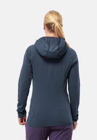 Hoodie aus weichem, dehnbarem Material in Dunkelblau, mit langen Ärmeln, flachen Nähten und tailliertem Schnitt.