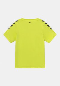 Camisa de manga corta neón amarilla con rayas diagonales negras en los hombros. Tejido suave y corte relajado, diseñada para ropa deportiva.