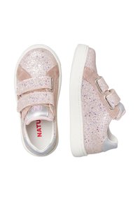 Sneaker rosa glitterate con fascia a velcro, suola in gomma bianca e un accento argento sul tallone. Presentano una superficie testurizzata e scintillante.