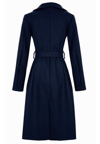 Granatowy wełniany płaszcz o strukturze sylwetki, z paskiem w talii i długimi rękawami. Posiada klapowany kołnierz i fakturowaną tkaninę.