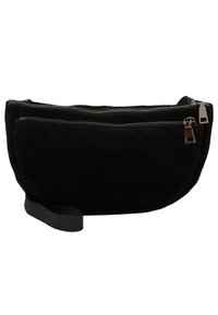 Černá semišová taška se dvěma zipovými kapsami, kulatým tvarem a odnímatelným textilním popruhem pro snadné nošení. Hladký povrch, minimalistický design.