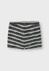 Pantaloni corti a strisce nere e argento con una superficie testurizzata glitterata, caratterizzati da motivi zigzag orizzontali e una vita elastica.