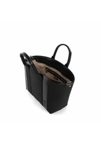 Bolso Tote negro con un exterior texturizado, acentos de cuero, dos asas robustas y un interior beige con un bolsillo con cremallera.