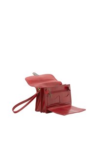 Rode leren tas met een polsband, voorzien van een omvouwbare flap, ritszakken en meerdere interne compartimenten voor organisatie.