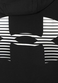 Sudadera negra con capucha que presenta un gran gráfico reflectante plateado con rayas horizontales que crean un diseño de logotipo abstracto en la parte posterior.