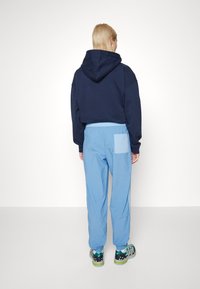 New Balance ATHLETICS REMASTERED PANT - Träningsbyxor - blue