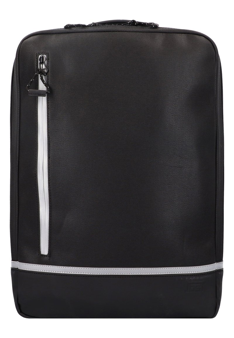 Sac à dos pour ordinateur portable noir en tissu texturé avec une section inférieure lisse. Comprend une poche zippée à l'avant avec des accents blancs et une poignée supérieure.