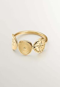 Anillo de oro con tres acentos de discos texturizados con patrones elevados y una piedra central, montado en una banda lisa.