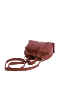 Bolso de mano de cuero marrón acolchado con parte superior de cordón, herrajes dorados y correa de hombro desmontable. Textura suave con un acabado suave.