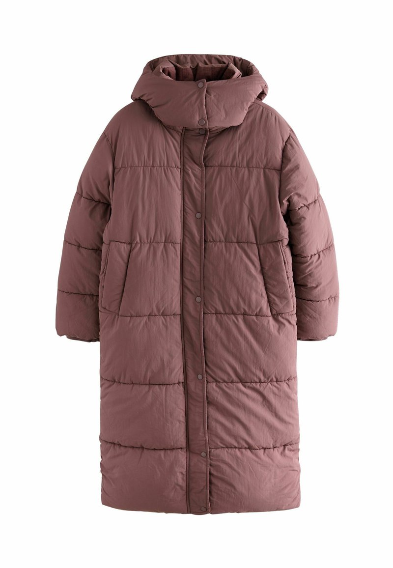 Dlouhý puffer kabát v tlumené růžové barvě, s vysokým límcem, zapínáním na knoflíky a bočními kapsami. Texturovaná látka se zpevněnými horizontálními pruhy.