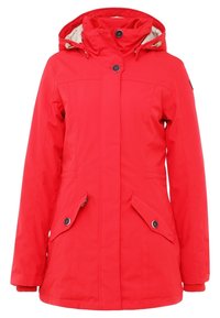 Chaqueta aislante roja con capucha, que presenta un cierre de cremallera y botón, dos bolsillos frontales y un forro interior suave.