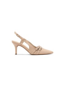 Décolleté beige con tacco a stiletto di 7 cm, punta affusolata e due fibbie decorative. Texture in pelle liscia e aperture laterali.