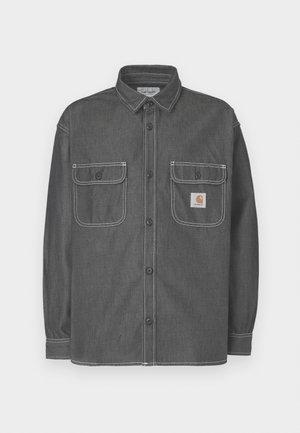 Ciemnoszara koszulowa kurtka wykonana z denimu, z dwoma kieszeniami na piersi, zapięciem na guziki oraz kontrastującym, białym przeszyciem. Logo Carhartt na kieszeni.