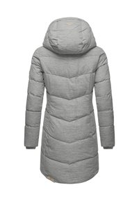 Sivi puhasti plašč z ruto, z vzorcem šivane ribje kosti, dolgimi rokavi in podrobnostjo logotipa na spodnjem robu. Gladek teksturni material.