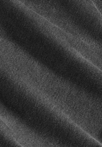 Tessuto denim nero con una superficie testurizzata caratterizzata da modelli di intreccio diagonale e una caduta morbida, che cattura effetti di luce e ombra sottili.