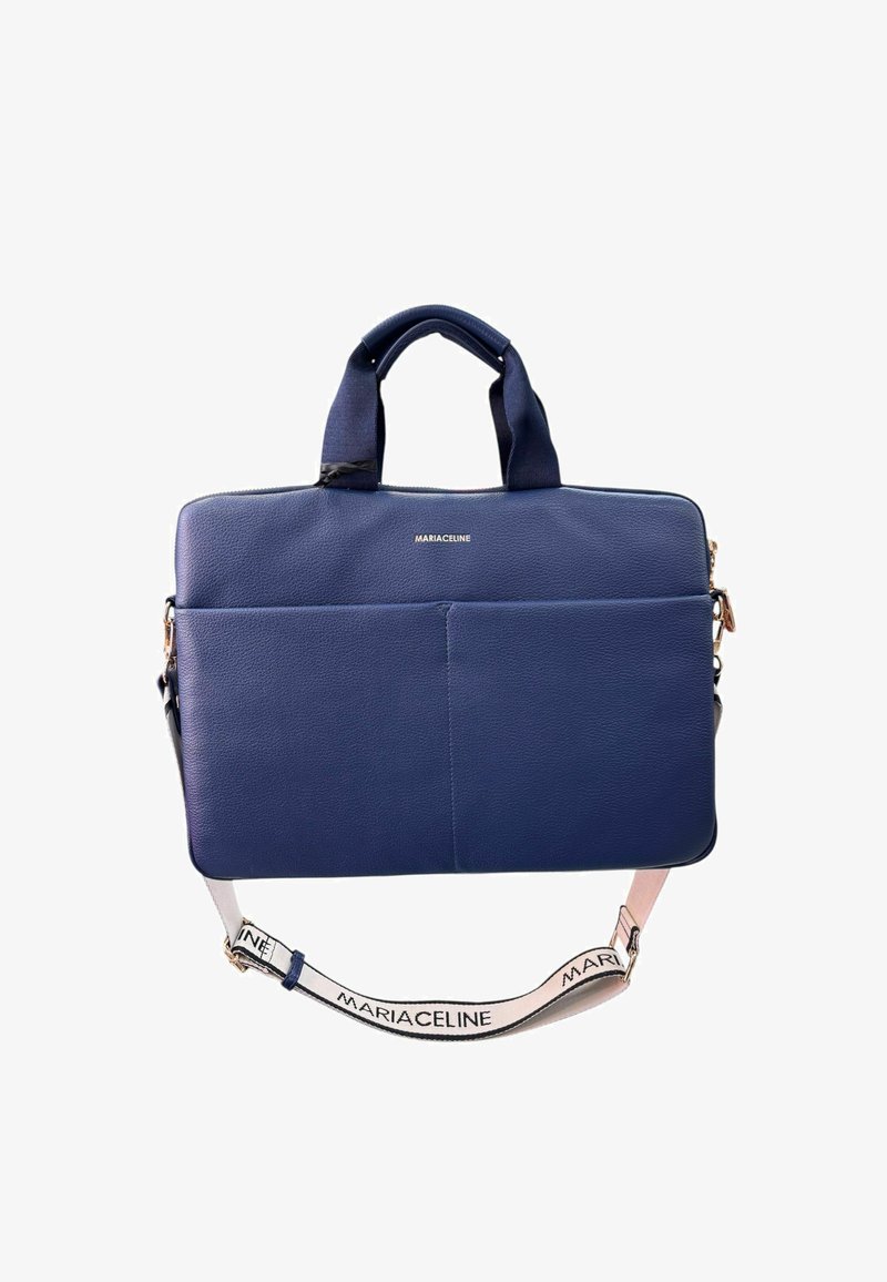 Borsa per laptop in pelle blu navy con manici doppi, tracolla, tasca anteriore e dettaglio del logo. Texture liscia e design strutturato.