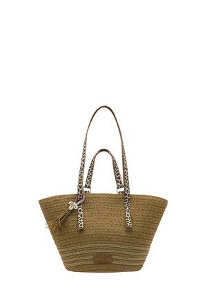 Bolsa de tote de paja tejida en color beige con una base ancha. Presenta asas con estampado de leopardo y un adorno de borlas con cuentas y un acento de concha.