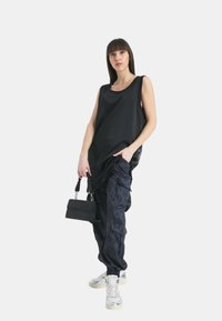 Disclaimer Top - black