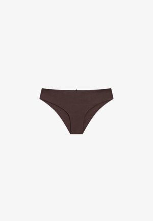 Braune, niedrig geschnittene Damenunterwäsche im Bikini-Stil aus glattem Stoff mit minimalen Nähten auf weißem Hintergrund.