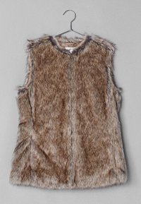 Hnědá vesta z umělé kožešiny s vysokým límcem, bez rukávů a hladkou texturou látky. Má střední šev a minimální kovové doplňky.