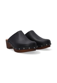 Zwarte leren klompen hebben een gladde afwerking, een gebogen bovenkant en een houten zool met metalen studs langs de rand.