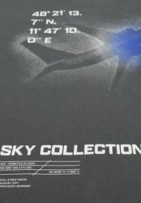 Coördinaten 48°21'13.7"N 11°47'10.0"E boven een gestileerde satelliet en de tekst "SKY COLLECTION" op donkere stof.