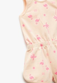 Jumpsuit de color melocotón claro con patrones de flamencos rosas, palmeras y soles. Tela suave con cintura elástica para mayor comodidad y facilidad al vestir.
