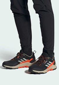Adidas Terrex AX4 HIKING - Turistiniai batai - core black    silver   impact orange