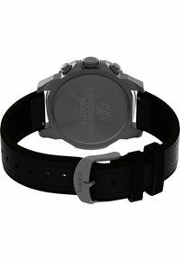 L'orologio Timex Expedition North presenta un cinturino in pelle nera, una cassa in acciaio inossidabile grigio e una corona e pulsanti prominenti. Resistente all'acqua fino a 100 metri.