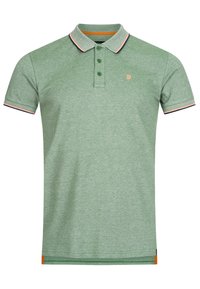 Polo vert à manches courtes avec trois boutons verts, col texturé et bords des manches avec finition orange et marine, petit logo orange sur la poitrine.