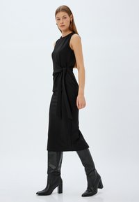 Koton SLEEVELESS MIDI - Kotelomekko - black