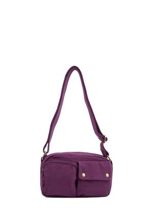 Sac bandoulière en toile violette avec sangle réglable, deux poches avant et quincaillerie dorée. Forme rectangulaire avec finition texturée.