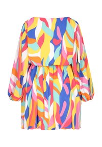 Rochie multicolor cu mâneci bufante lungi, prezentând un model abstract vibrant în nuanțe de galben, roz, albastru și verde. Talie elastică. Material ușor.