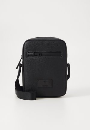 Sac bandoulière noir en cuir avec surface texturée, poche zippée à l'avant et bandoulière réglable. Présente un patch logo à l'avant.