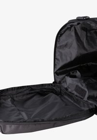 Juoda užtrauktuku užsegama rankinė su erdviu, nesutvirtintu vidumi; pasižymi minkštu audiniu ir akių kišenėle, skirta įvairiapusiam daiktų laikymui.