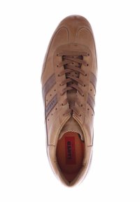 Baskets en cuir marron avec des détails perforés, des rayures marron et des lacets marron. Comprend un col rembourré et une étiquette de semelle intérieure contrastante rouge.