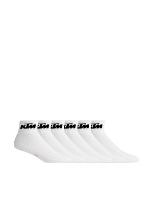 Chaussettes blanches mi-mollet avec une marque noire sur le revers, fabriquées en mélange de coton doux, comprenant un renfort au niveau des orteils et du talon pour plus de durabilité.